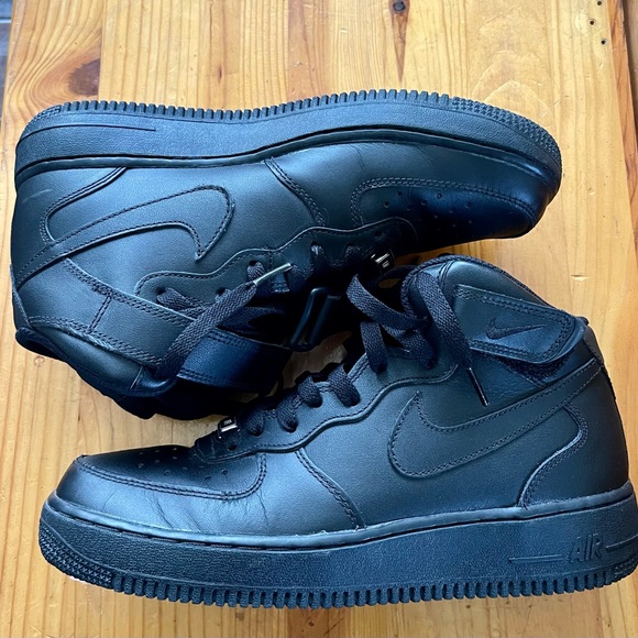 Nike Men's AIR Force 1 '07 Basketball Shoes - Picture 2 of 9